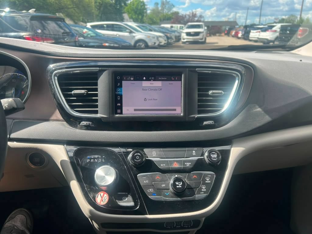 Used 2023 Chrysler Voyager LX FWD image 7