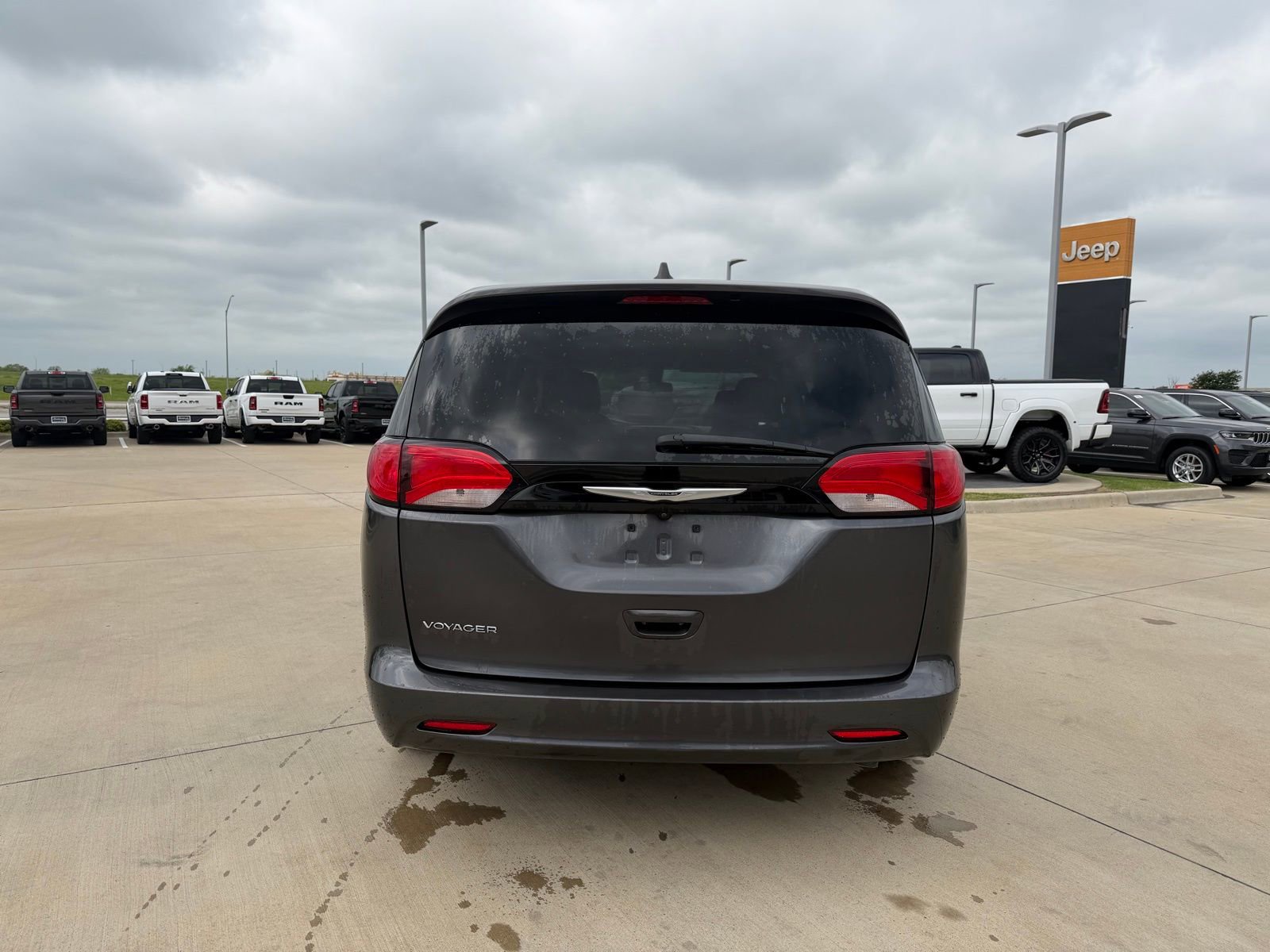 Used 2022 Chrysler Voyager LX image 4