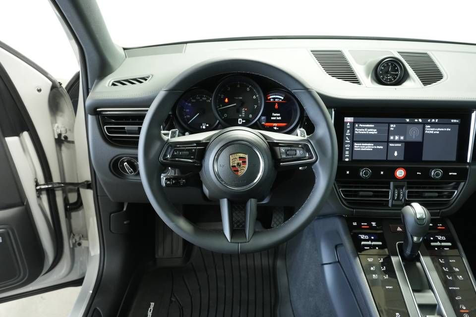 Certified 2026 Porsche Macan AWD/4WD image 13