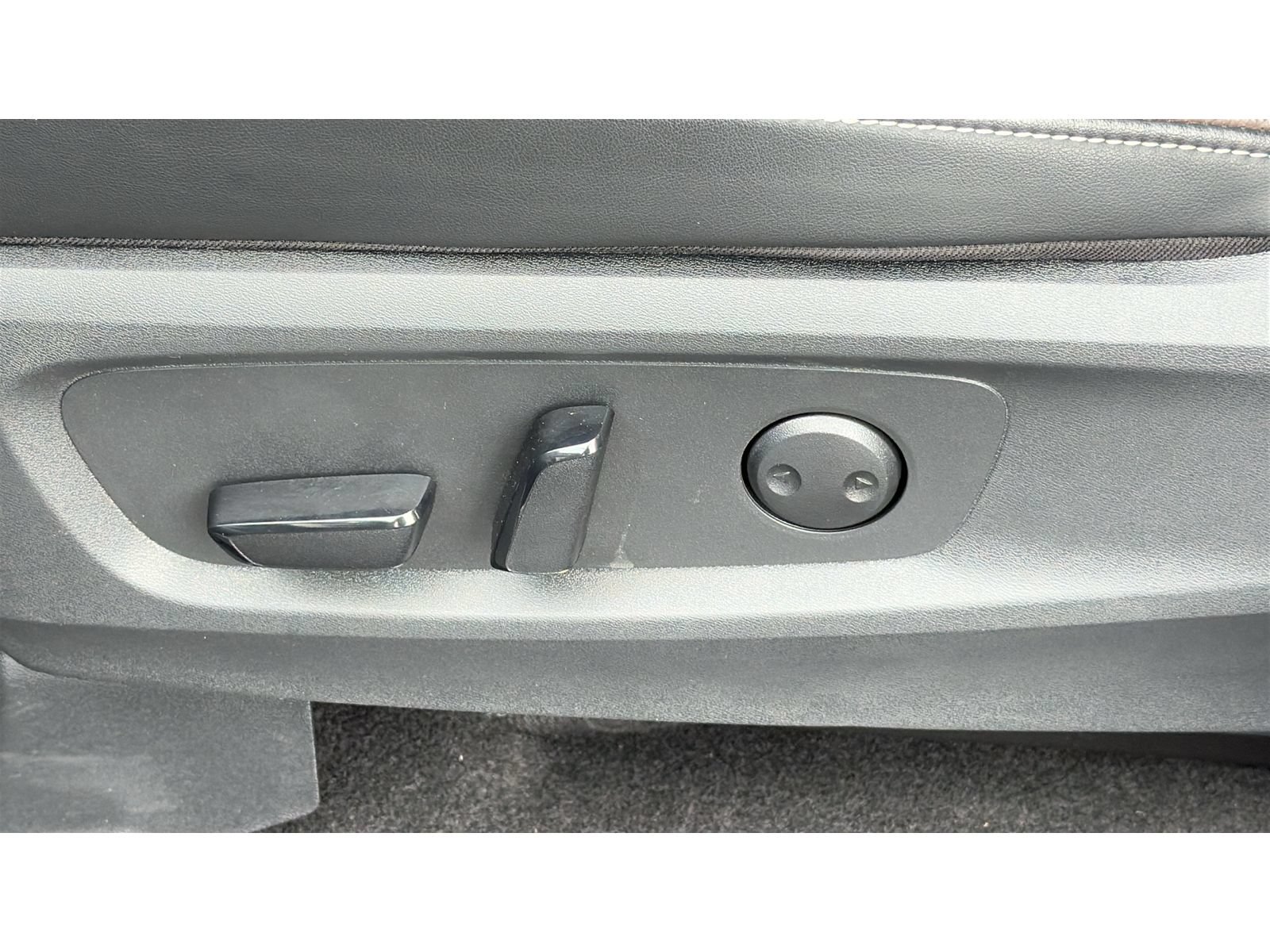 Used 2025 Nissan Pathfinder Platinum AWD/4WD image 32