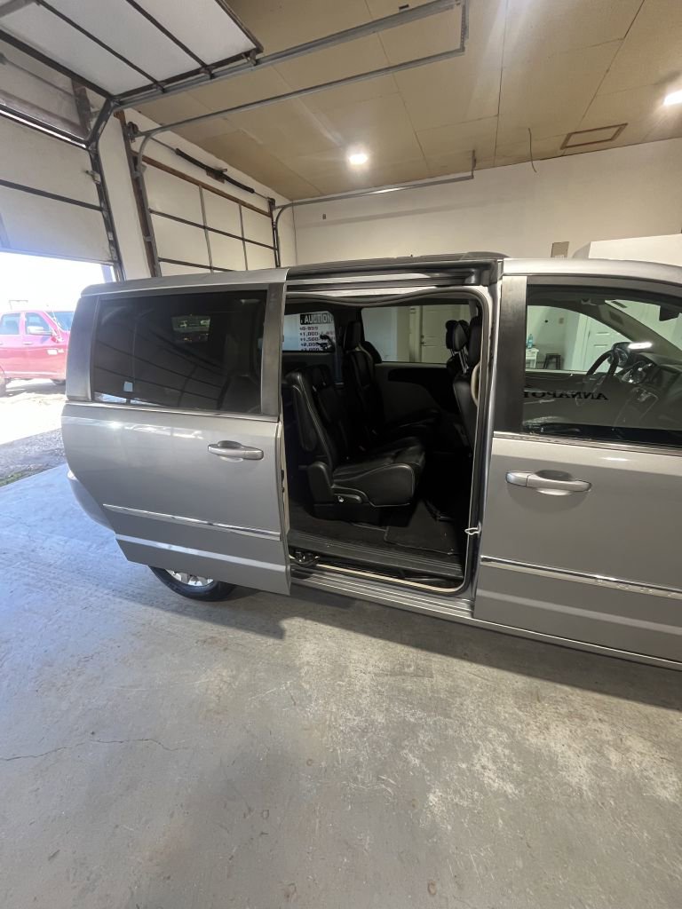Used 2013 Chrysler Town & Country Touring FWD image 6