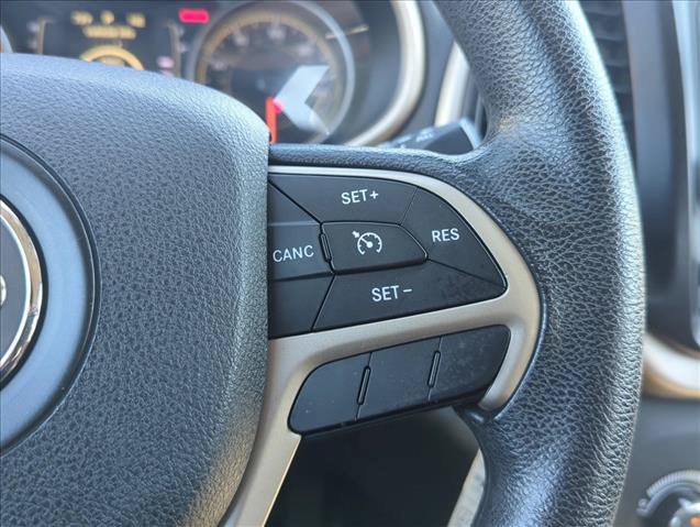 Used 2016 Jeep Cherokee Sport FWD image 19
