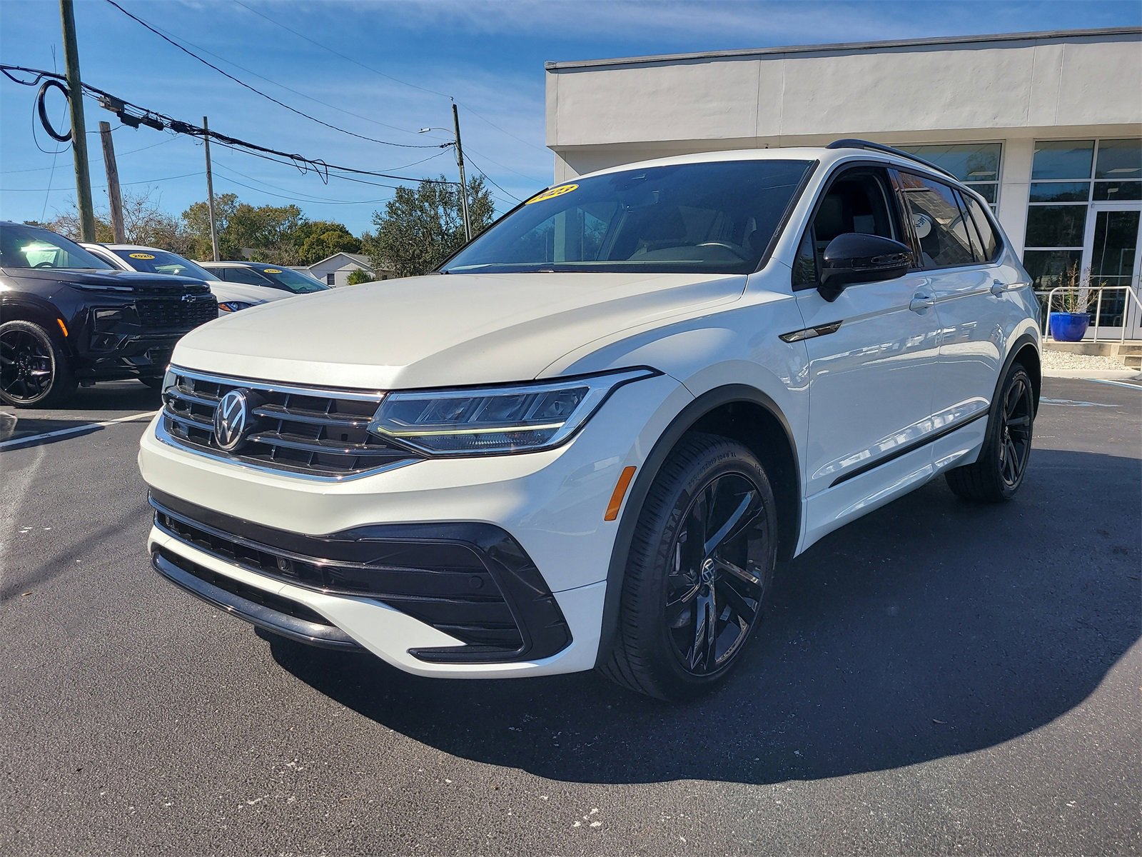 Used 2023 Volkswagen Tiguan SE R-Line image 4