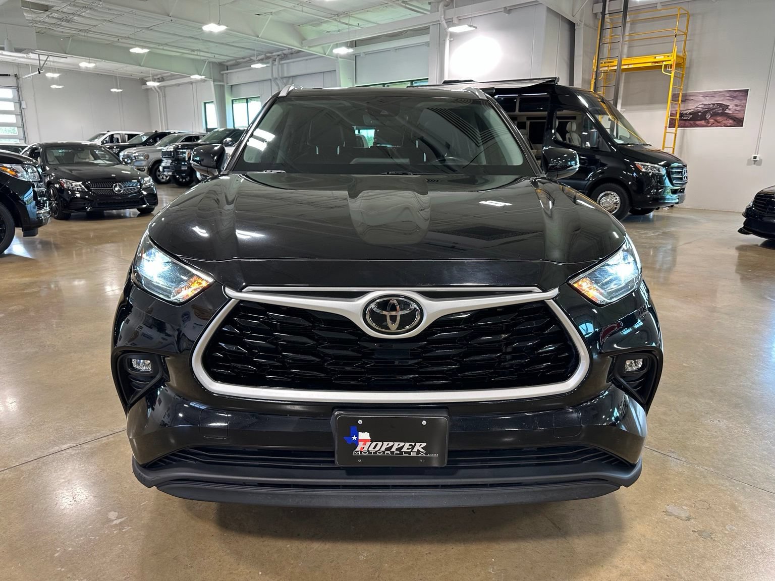 Used 2022 Toyota Highlander XLE FWD image 2
