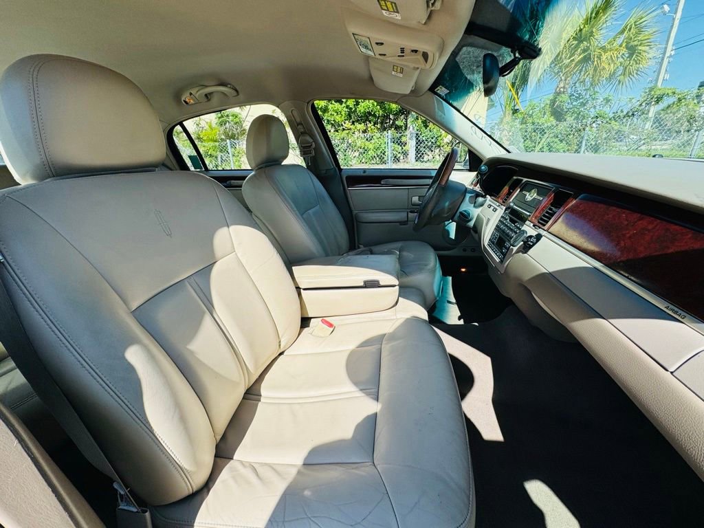 Used 2004 Lincoln Town Car Ultimate RWD image 14