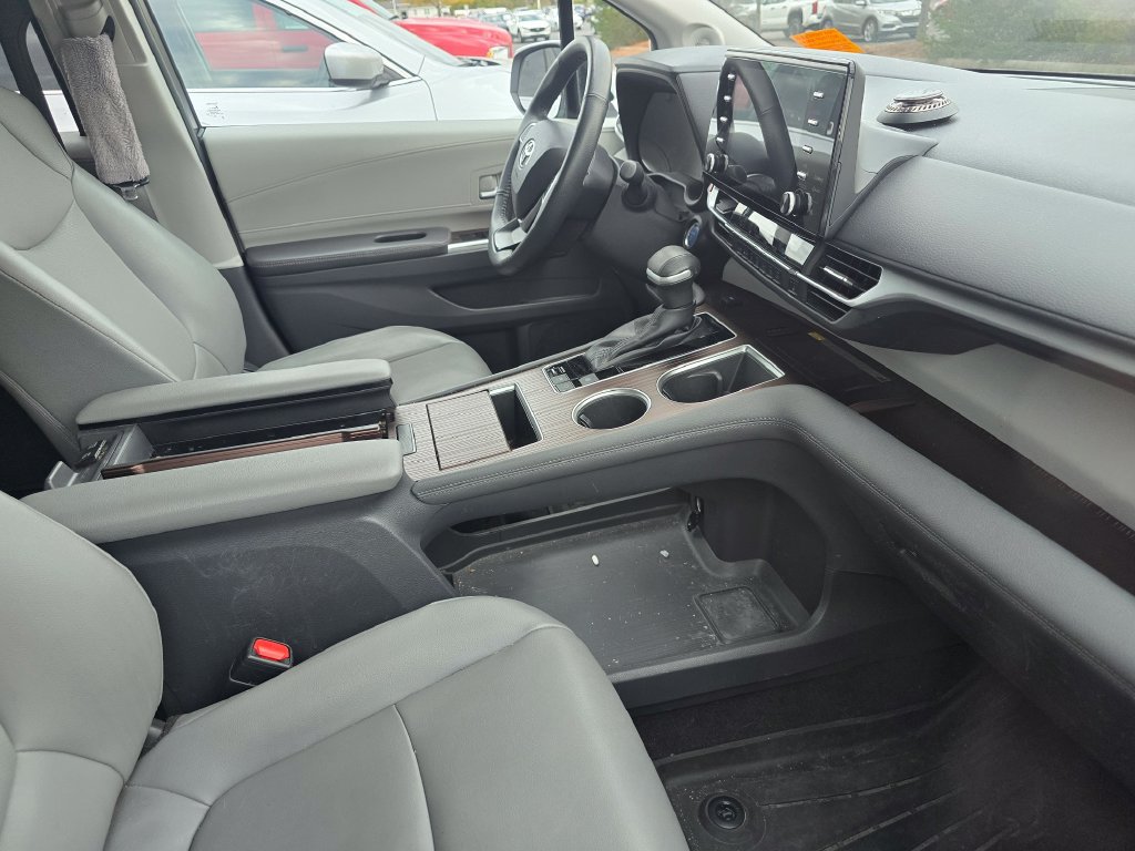 Certified 2022 Toyota Sienna XLE w/ XLE Plus Package FWD image 15