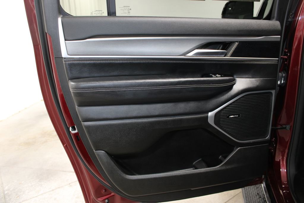 Used 2025 Jeep Wagoneer L Series II w/ 8-pass Seating Package image 23