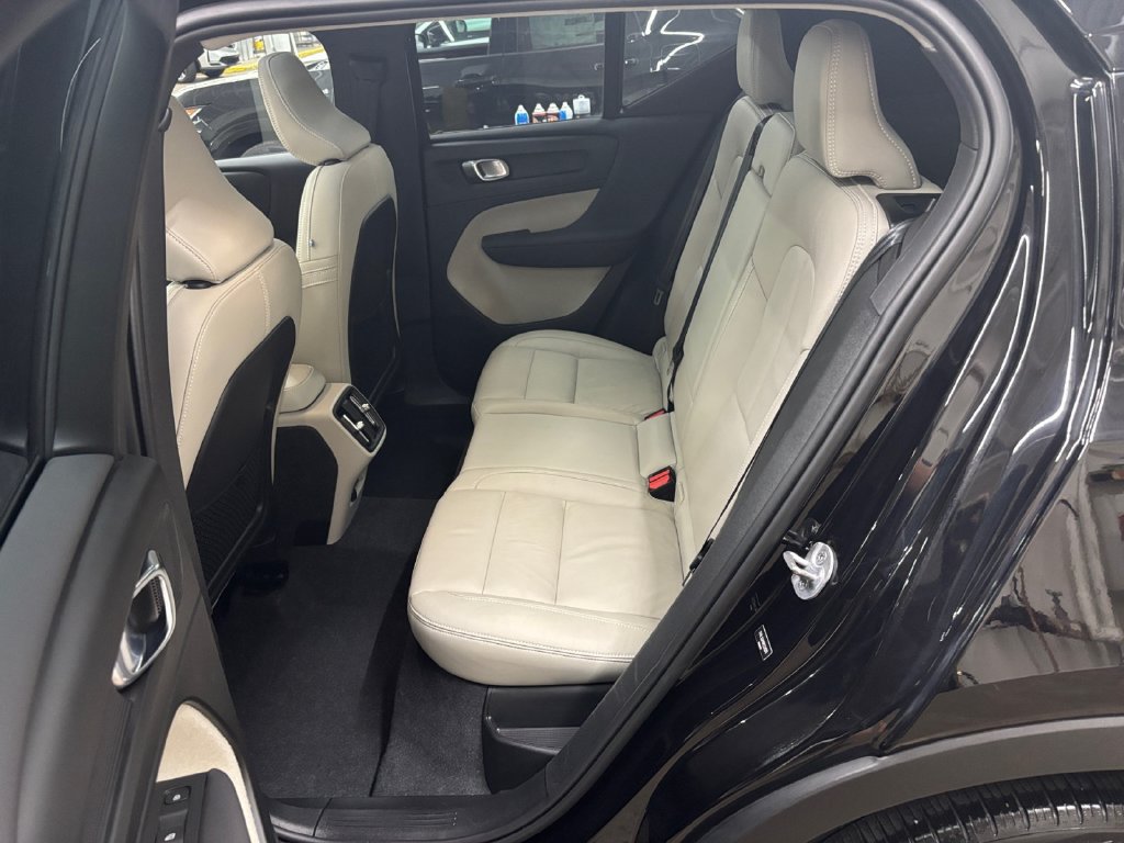 Certified 2024 Volvo XC40 B5 Ultimate w/ Protection Package Premier AWD/4WD image 14