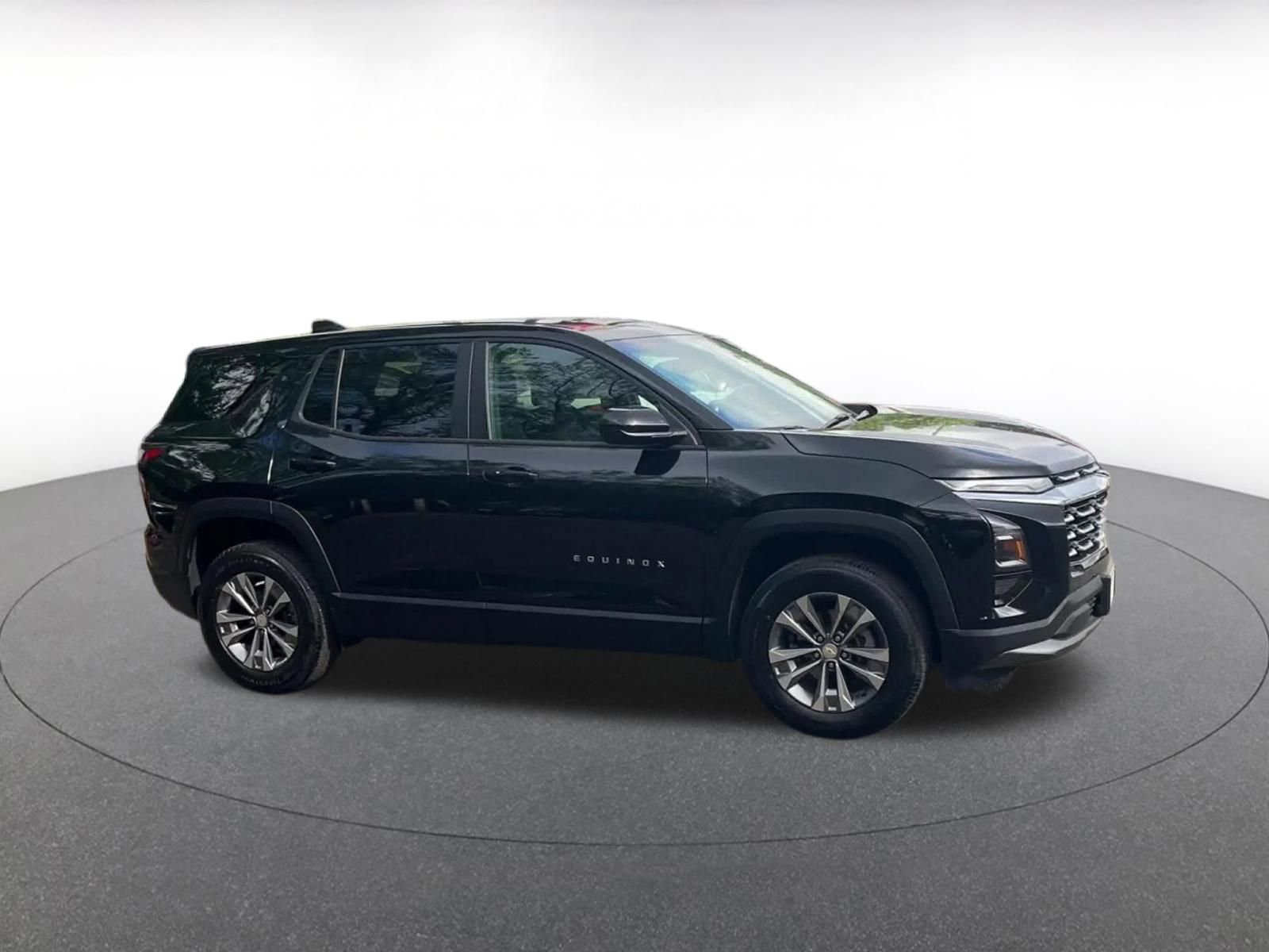 Used 2025 Chevrolet Equinox LT FWD image 2
