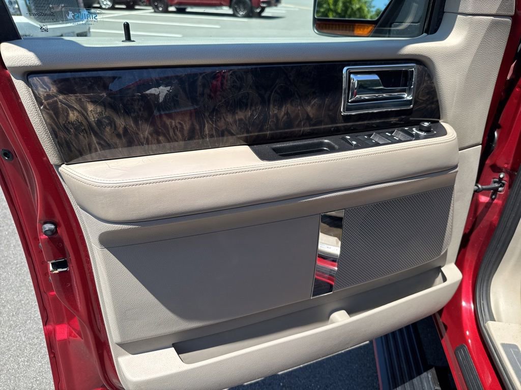 Used 2016 Lincoln Navigator Select AWD/4WD image 17