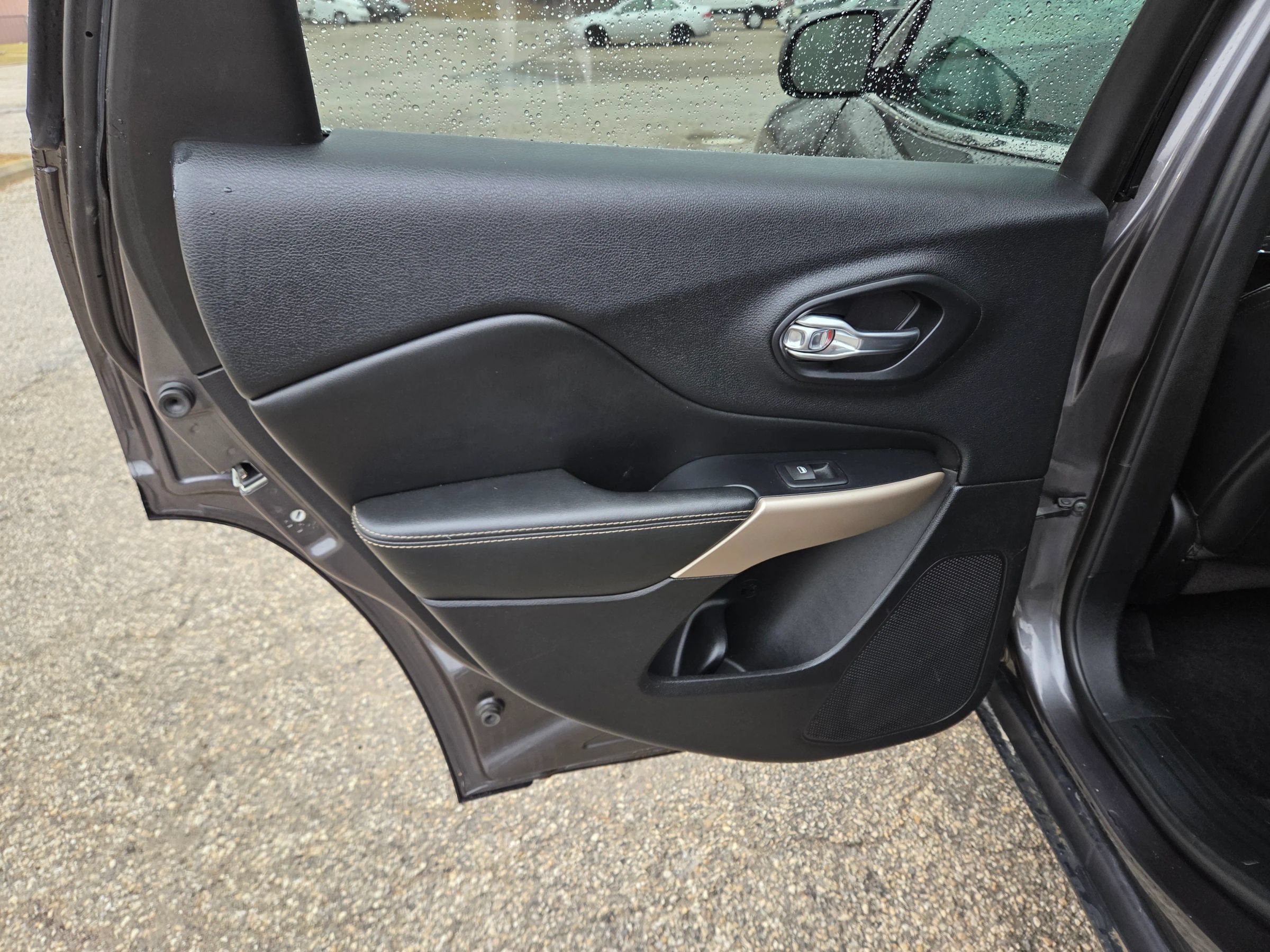 Used 2017 Jeep Cherokee Limited AWD/4WD image 15