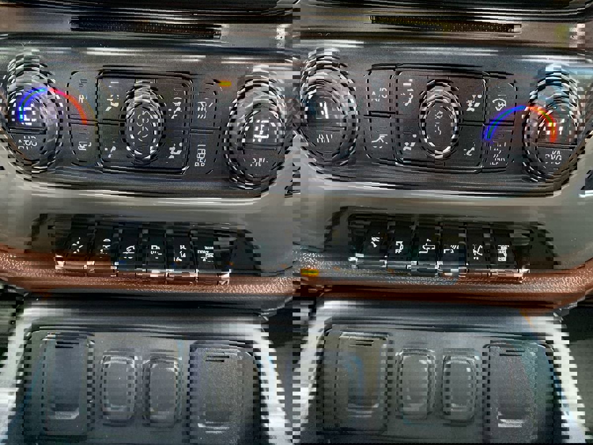 Used 2015 Chevrolet Silverado 3500 High Country image 26