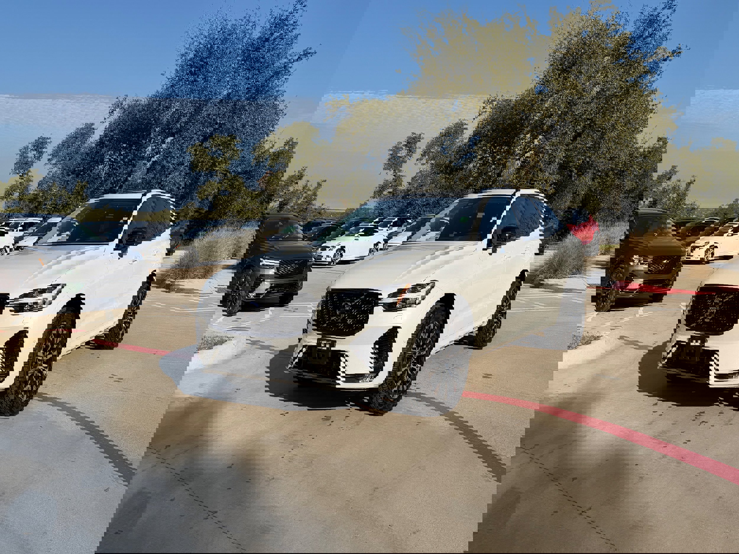 Certified 2025 Volvo XC60 B5 Plus image 2