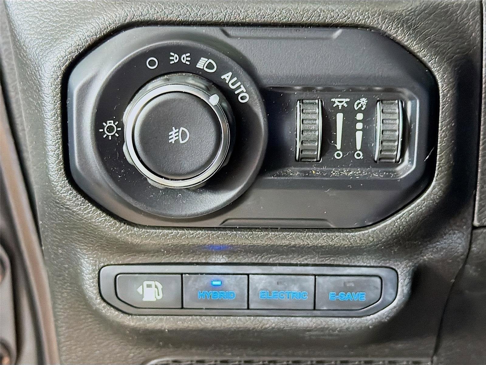 Used 2022 Jeep Wrangler Unlimited Sahara w/ Cold Weather Group AWD/4WD image 11
