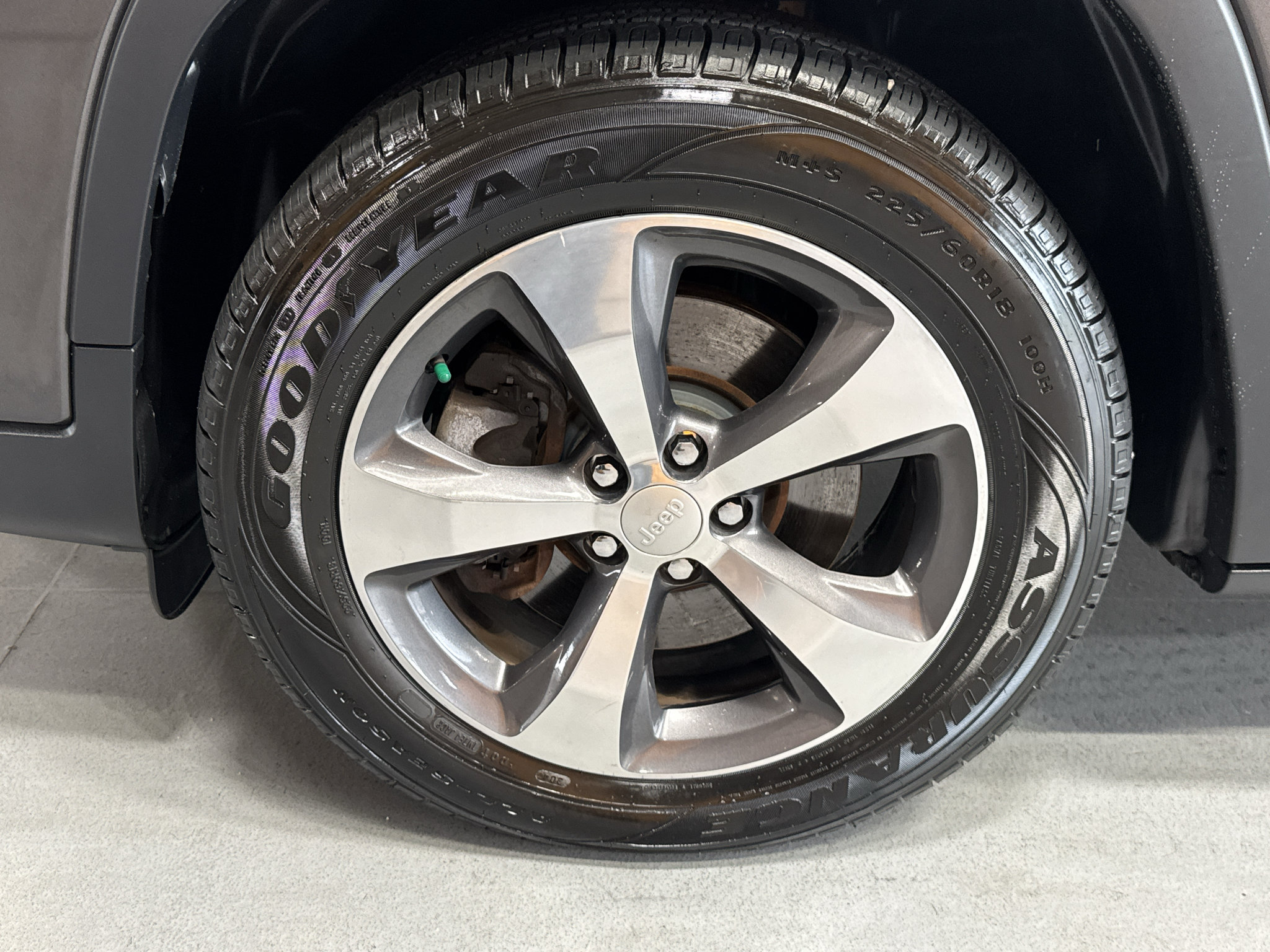 Used 2019 Jeep Cherokee Limited w/ Technology Group AWD/4WD image 9