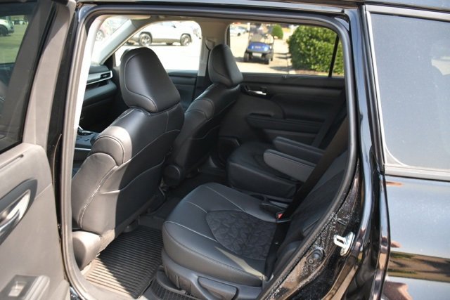 Used 2025 Toyota Highlander XLE image 27