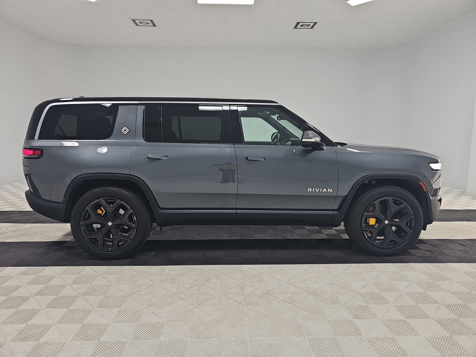 Used 2024 Rivian R1S Adventure image 6