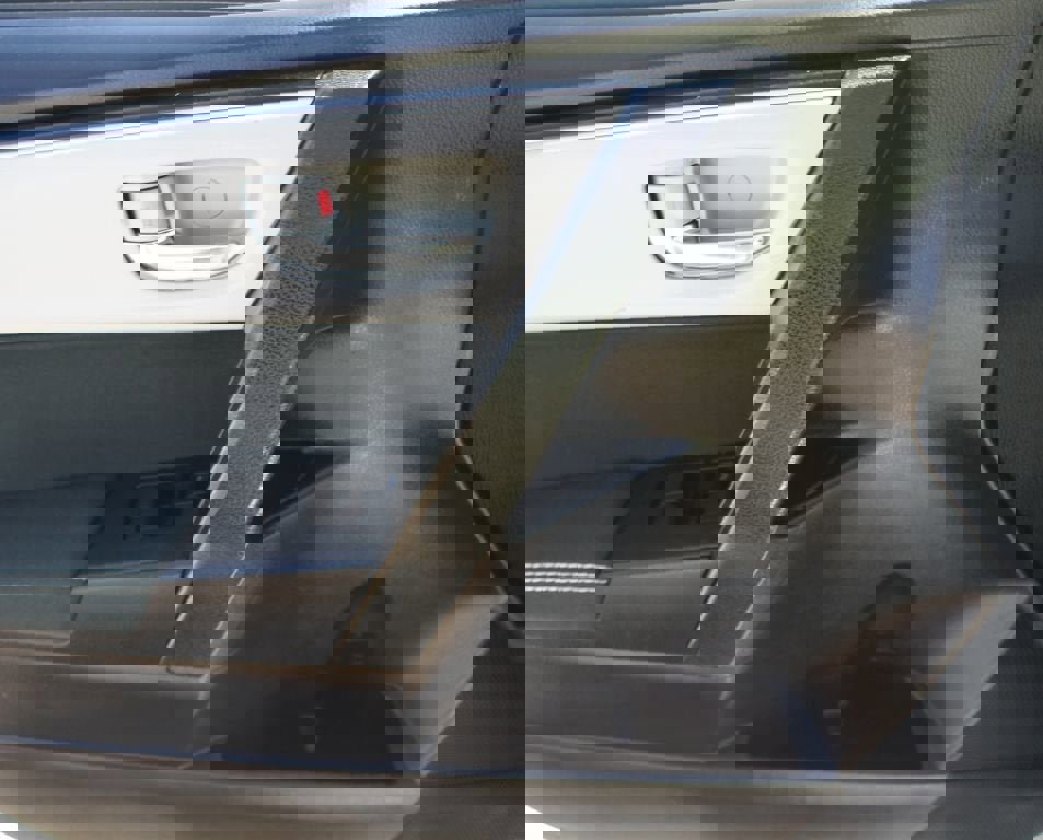 Used 2018 Toyota Corolla LE image 18