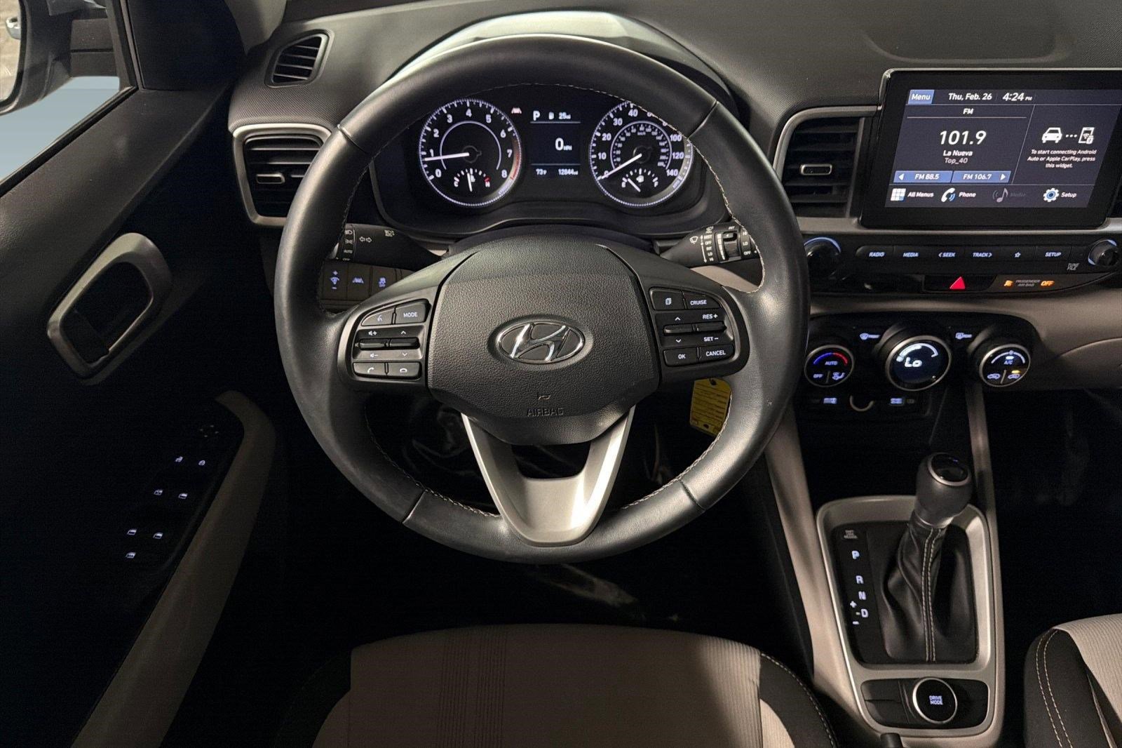 Used 2022 Hyundai Venue SEL image 27