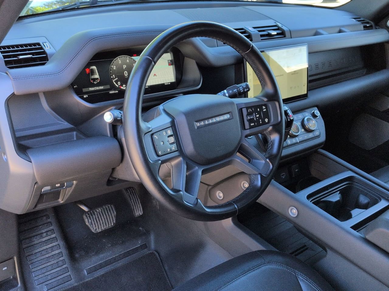 Used 2024 Land Rover Defender 130 X-Dynamic SE image 10