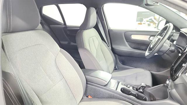 Used 2024 Volvo XC40 B5 Core image 26