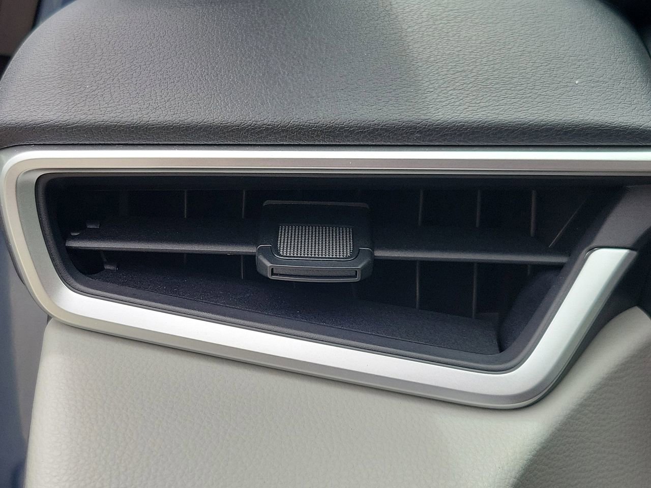 Used 2022 Toyota Corolla LE image 31