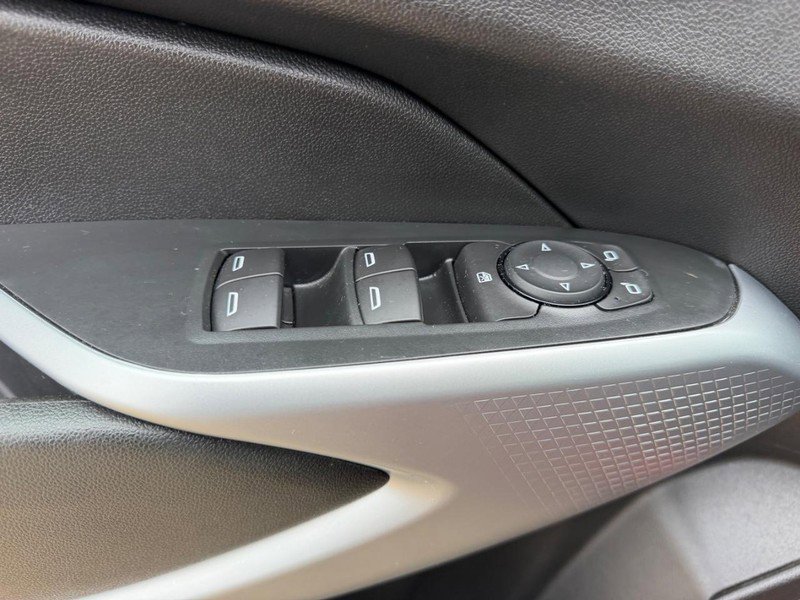 Used 2024 Chevrolet Trax RS FWD image 17