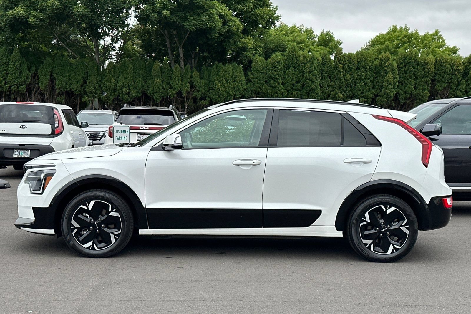Certified 2023 Kia Niro Wind w/ Wind Preserve Package FWD image 7