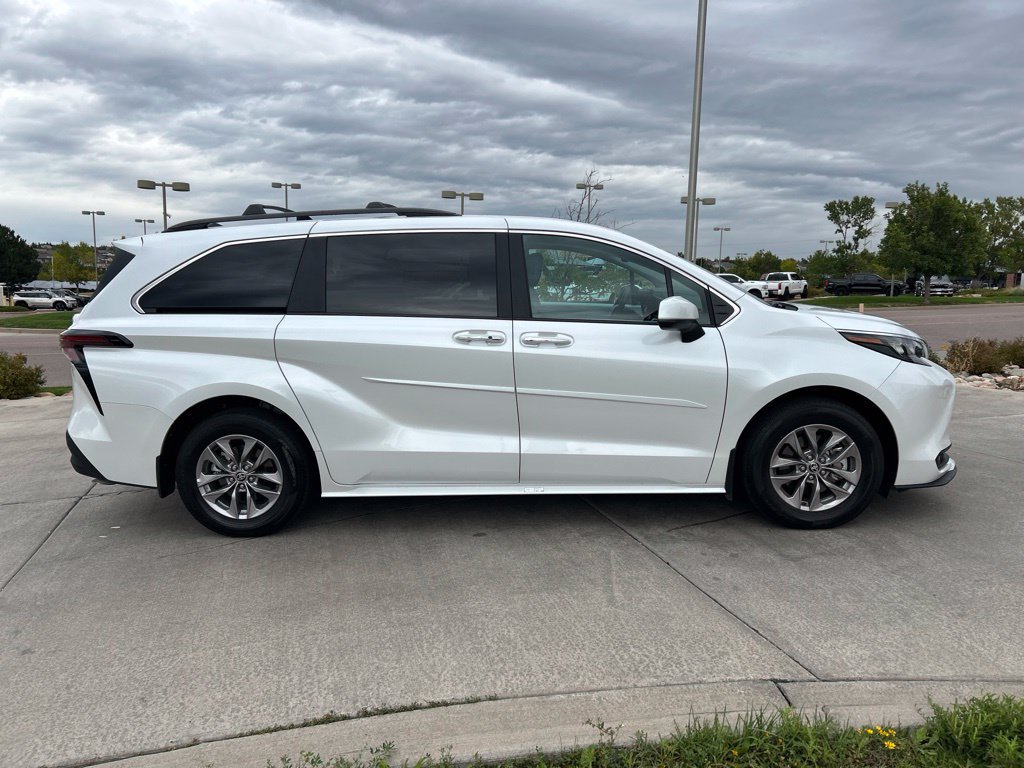 Used 2025 Toyota Sienna XLE w/ XLE Plus Package AWD/4WD image 9