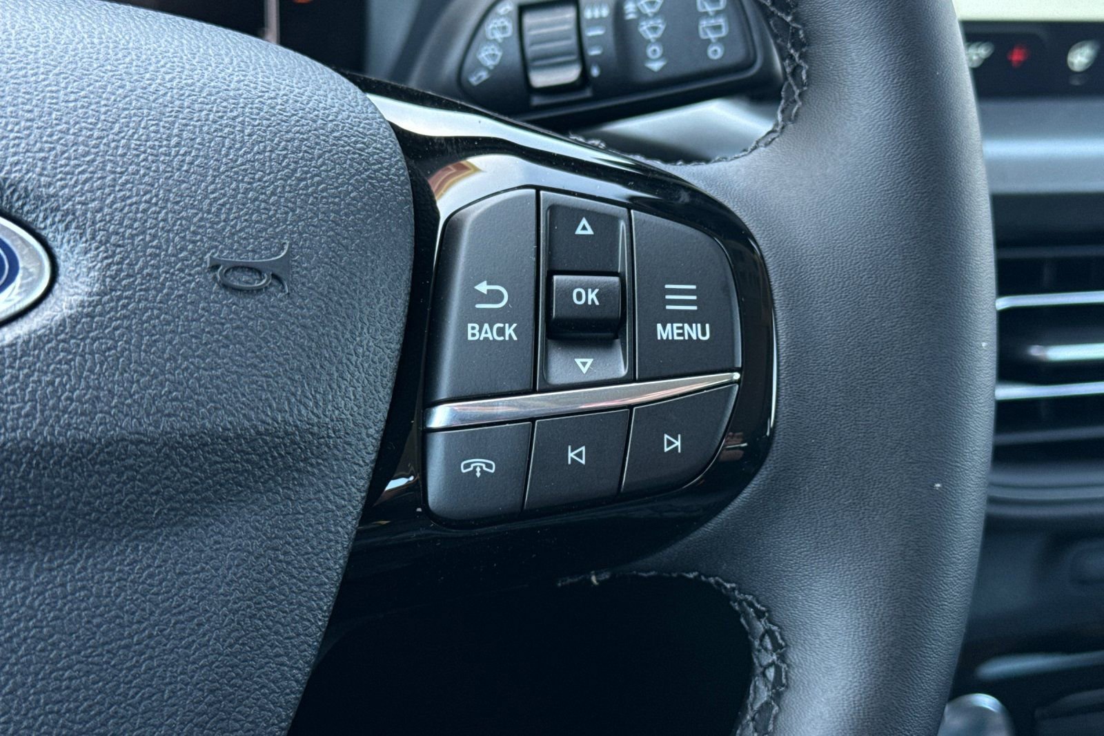 New 2025 Ford Escape SE image 30