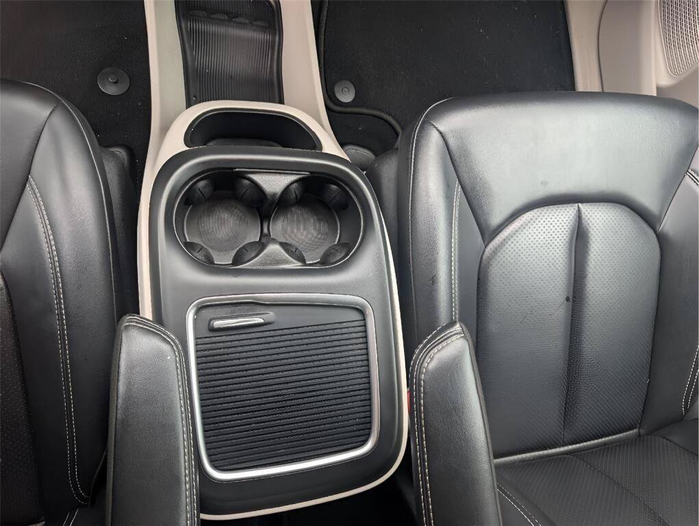 Used 2023 Chrysler Pacifica Touring-L FWD image 19