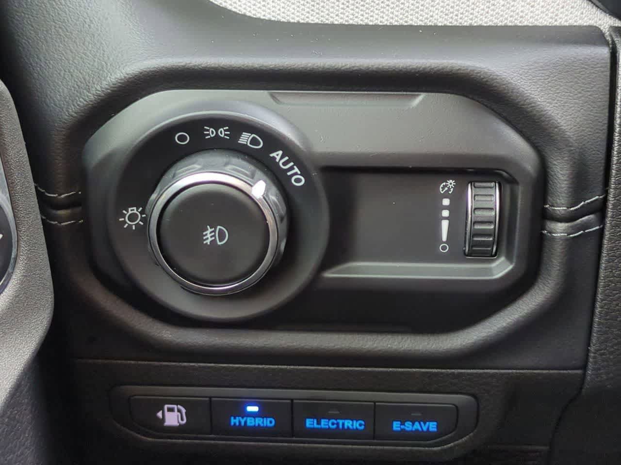 Used 2025 Jeep Wrangler Unlimited Sahara AWD/4WD image 17