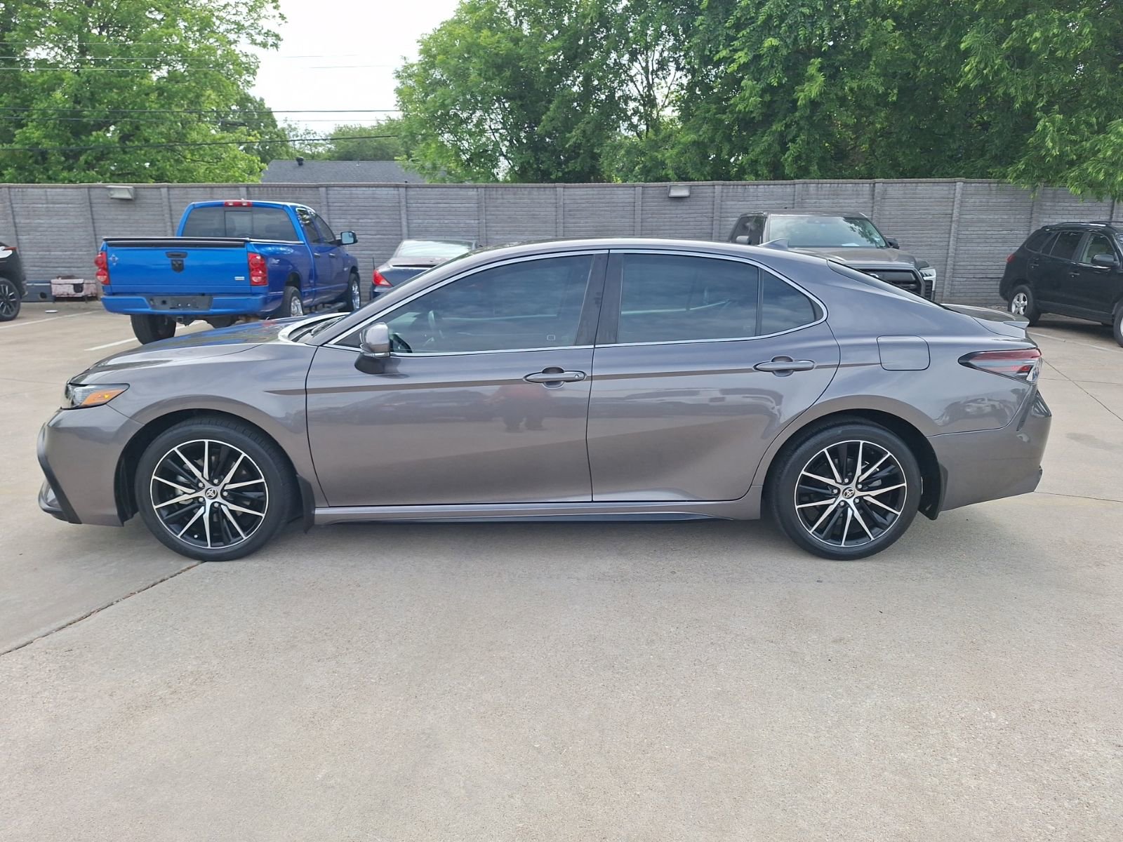 Used 2023 Toyota Camry SE w/ Convenience Package FWD image 3