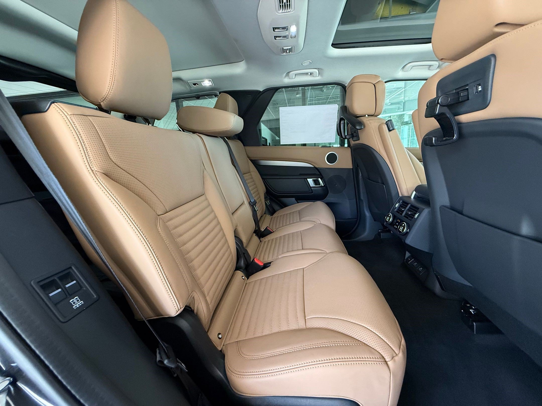 New 2026 Land Rover Discovery Limited Edition AWD/4WD image 34
