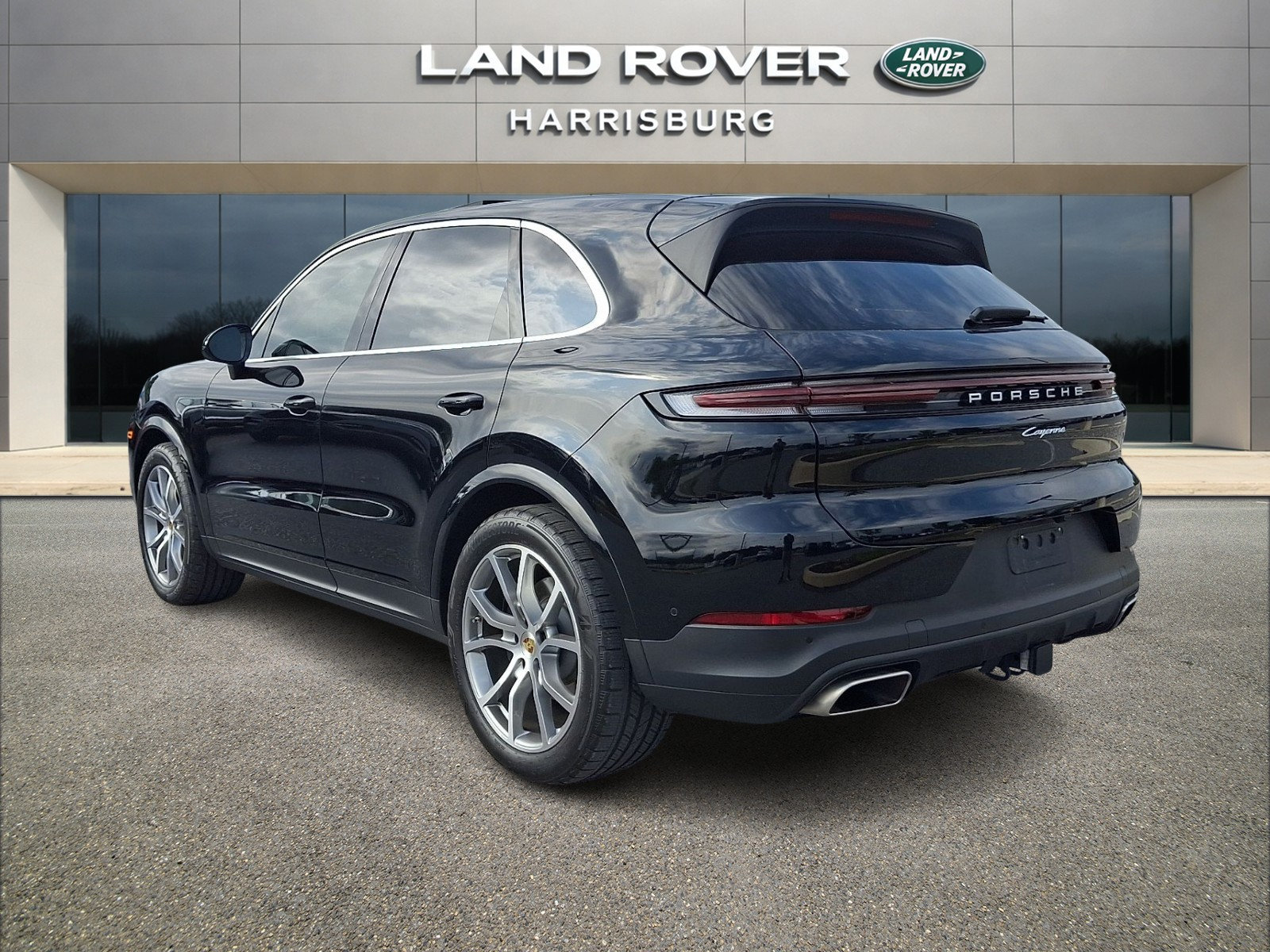Used 2024 Porsche Cayenne AWD/4WD image 2