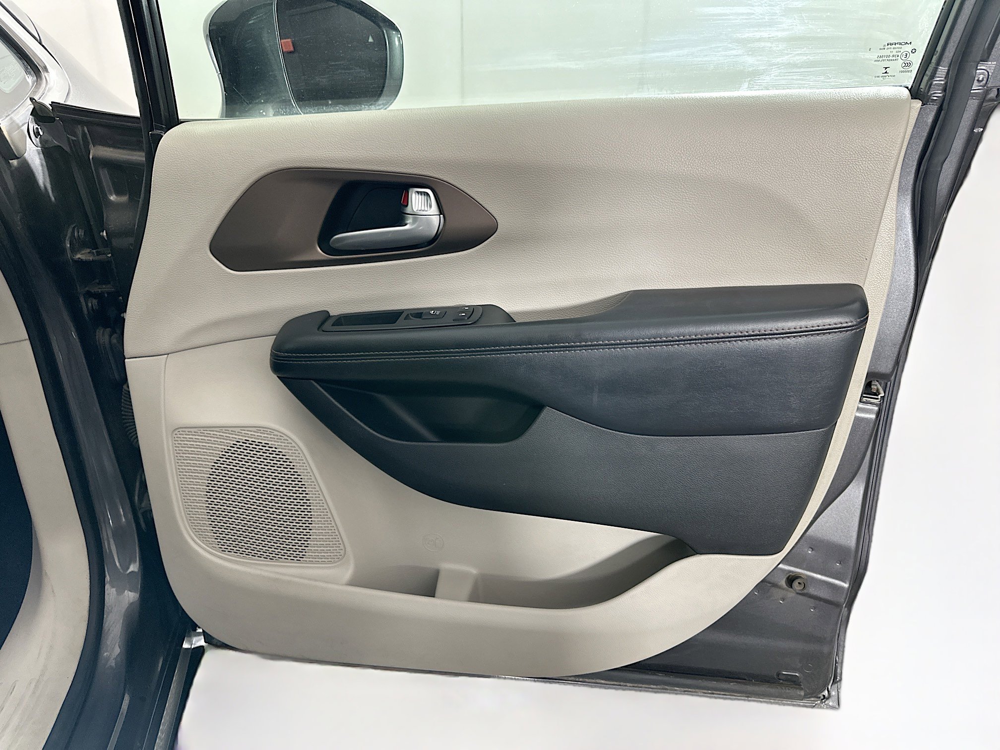 Used 2017 Chrysler Pacifica Touring-L w/ Tire & Wheel Group image 32