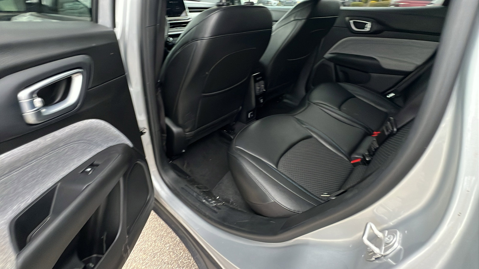 Used 2024 Jeep Compass Latitude image 23