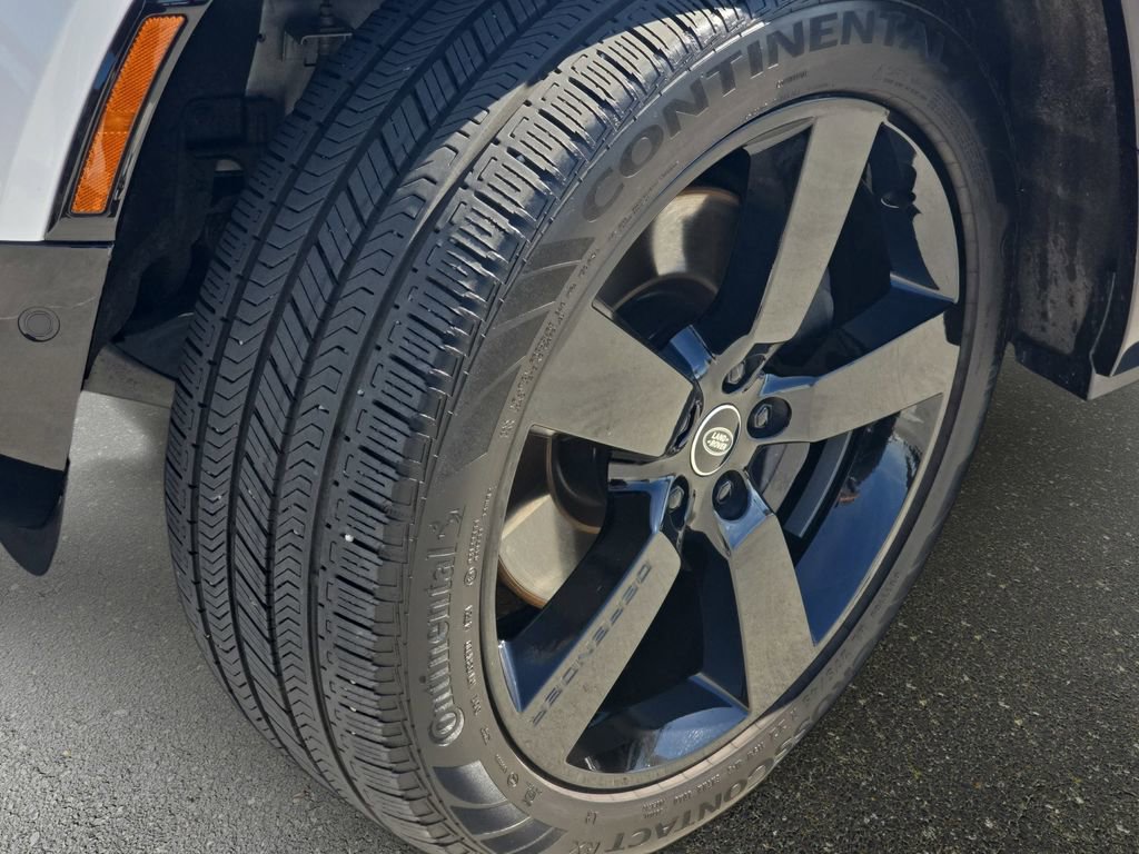 Used 2025 Land Rover Defender 130 X-Dynamic SE image 34