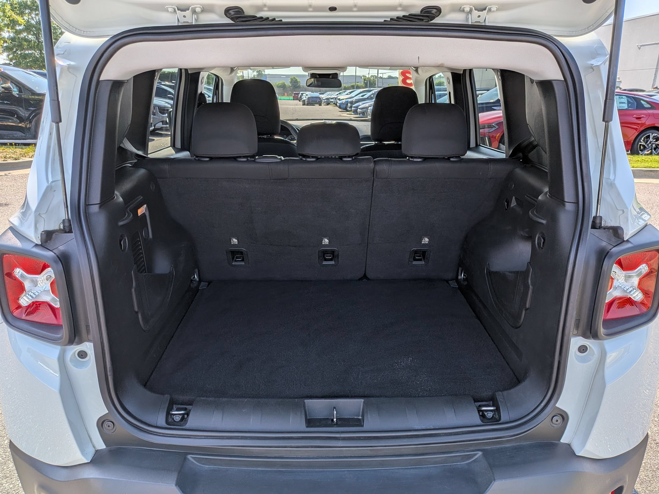 Used 2023 Jeep Renegade Latitude AWD/4WD image 32