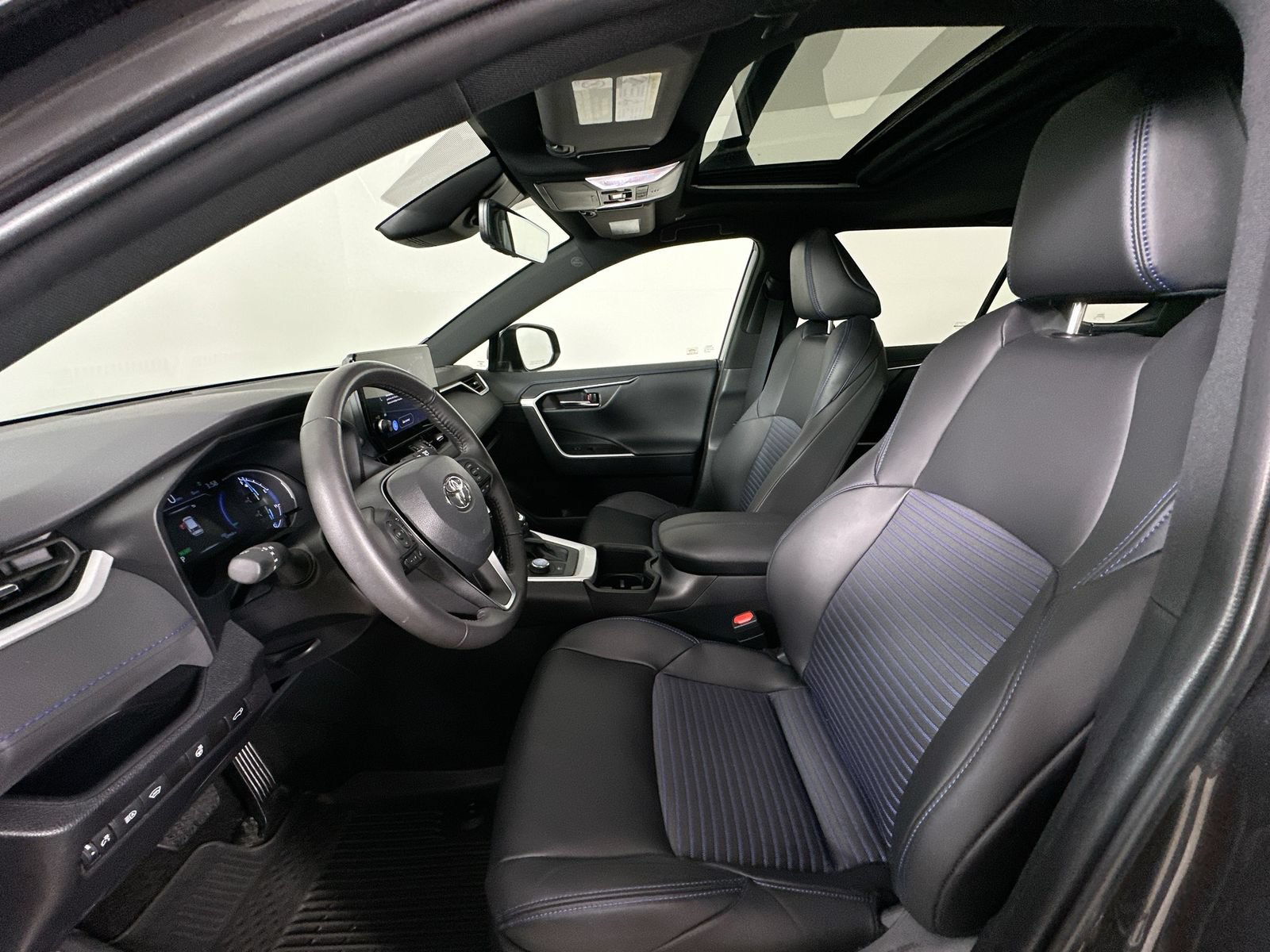 Used 2024 Toyota RAV4 XSE w/ Weather Package AWD/4WD image 32
