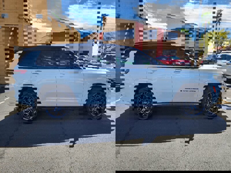 Used 2023 Jeep Grand Cherokee L Summit AWD/4WD image 2