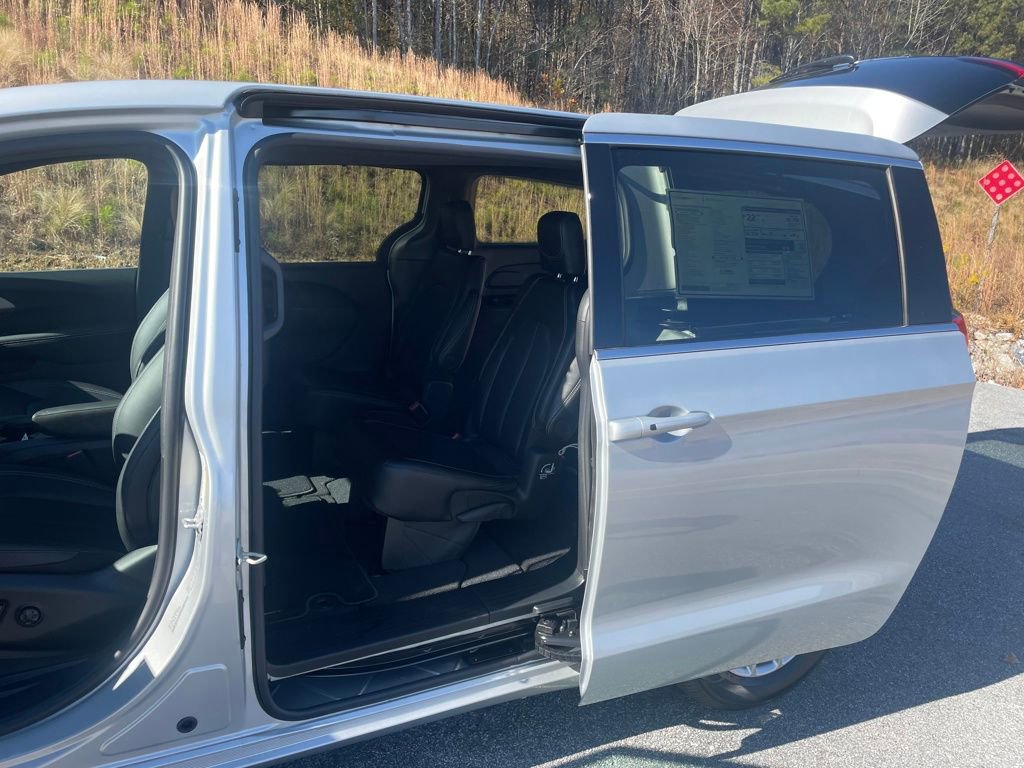 New 2026 Chrysler Pacifica Select image 20