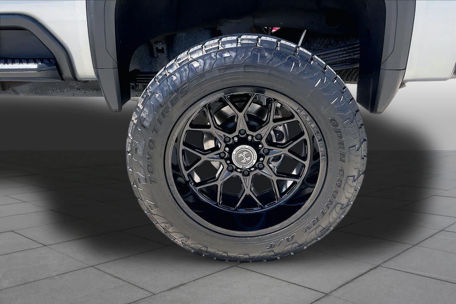 Used 2024 GMC Sierra 2500 AT4 w/ AT4 Premium Plus Package AWD/4WD image 11