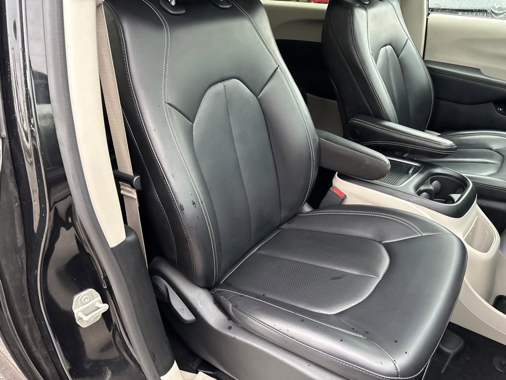 Used 2023 Chrysler Pacifica Touring-L FWD image 46
