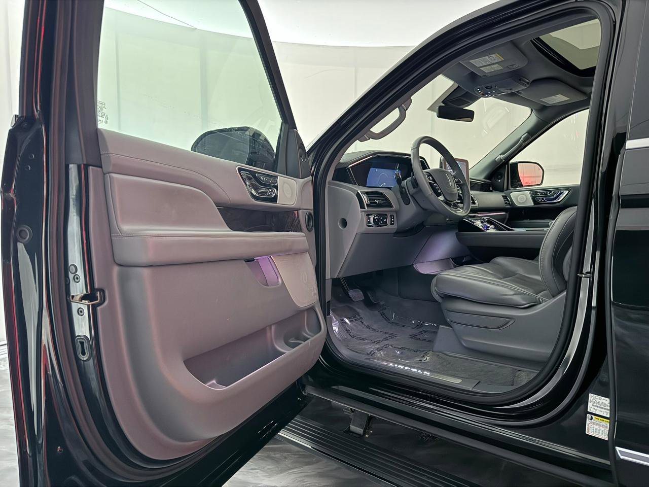 Used 2019 Lincoln Navigator Reserve image 16