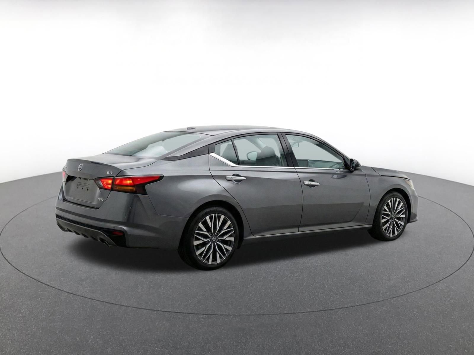 Used 2025 Nissan Altima 2.5 SV FWD image 8