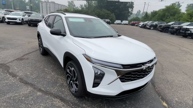New 2026 Chevrolet Trax RS w/ Sunroof Package FWD image 4