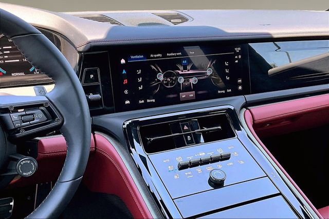 Used 2025 Porsche Panamera RWD image 9