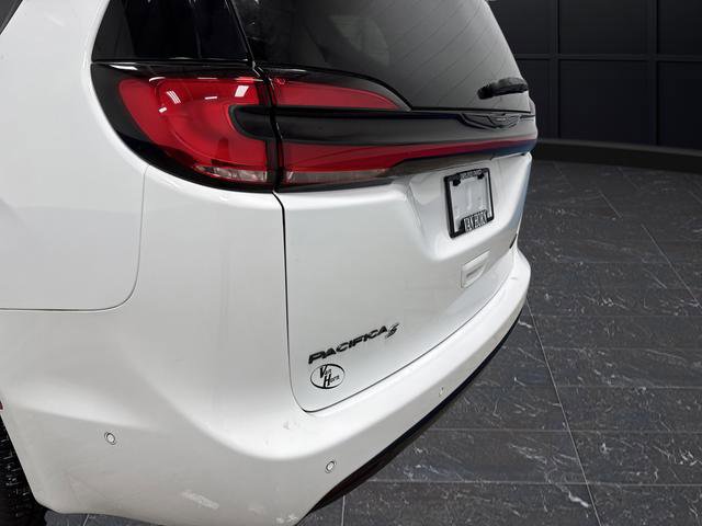 Used 2024 Chrysler Pacifica Limited w/ S Appearance Package image 35