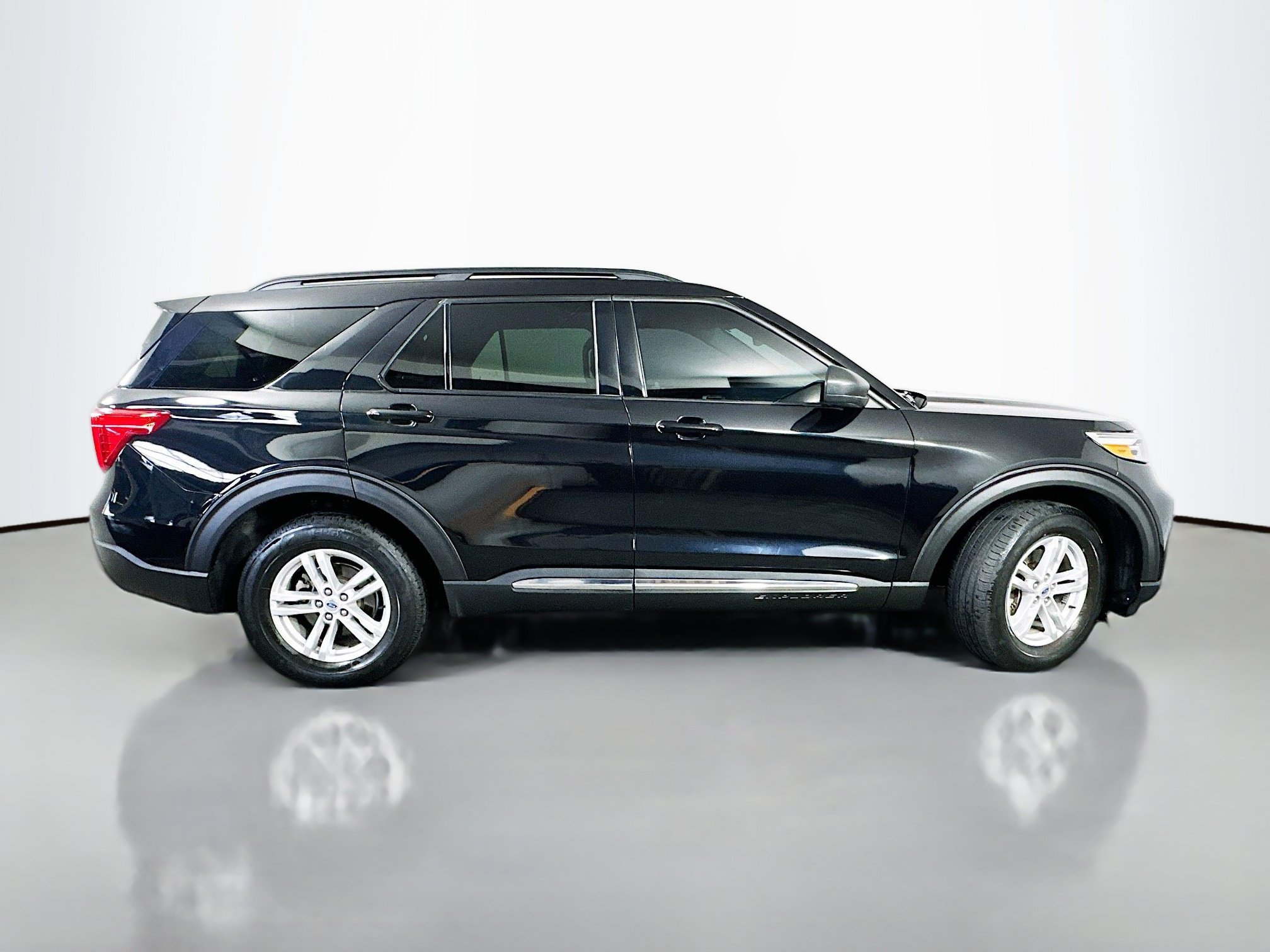 Used 2023 Ford Explorer XLT AWD/4WD image 8